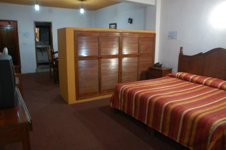 Mes�n Real Hotel & Suites