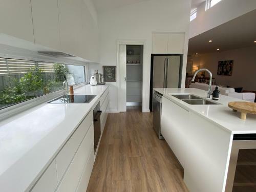Stylish Comfort & Centrally Located!