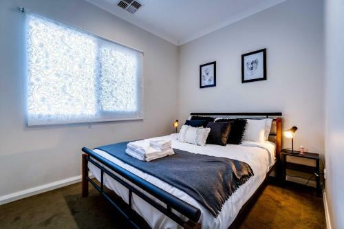 South Perth Family Gem Parking, Stroll To River