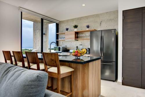 Apartamento 2/2 Ocean View Penthouse In Secure Gated Complex!