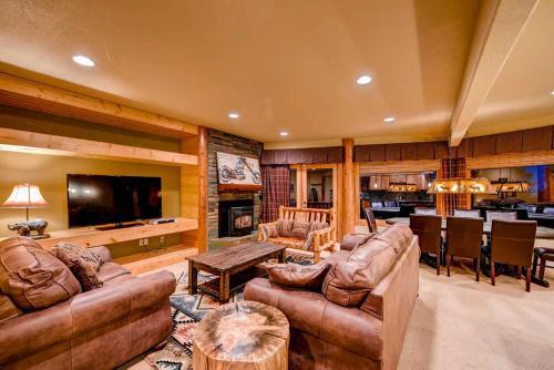 Luxe Black Hawk Retreat With Private Hot Tub!