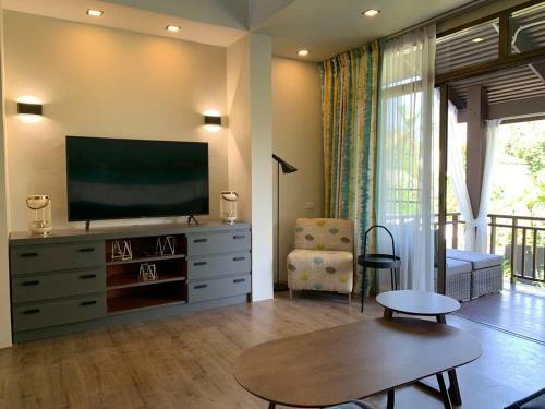 Stylish 1-bedroom Apartments, With Lake View
