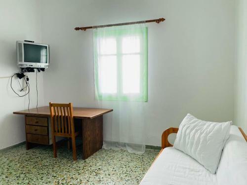 Central Traditional Cycladic House With Garden
