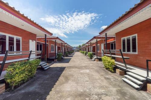 Hotel Vaccinated Staff - Oyo 1166 Train Way Resort