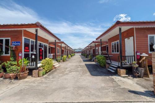Hotel Vaccinated Staff - Oyo 1166 Train Way Resort