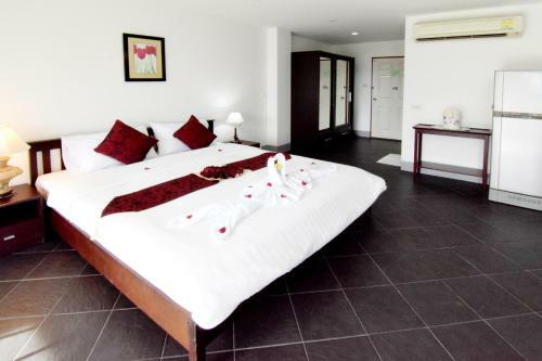 Hotel Deng's Kamala Beach Guesthouse