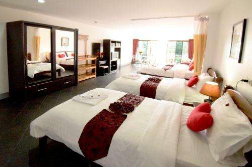Hotel Deng's Kamala Beach Guesthouse