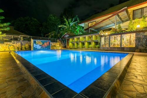 Private Poolvilla Mit Wasserfall