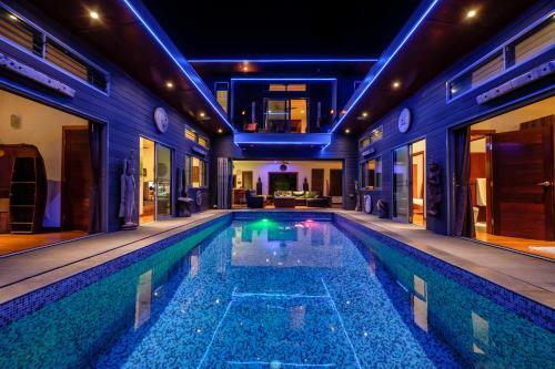 Stunning Villa With Ocean Views And Free Car