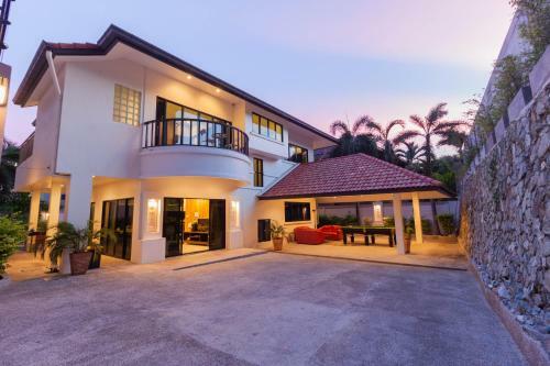Luxury Pool Villa 4 Br 900m Beach 1.5 Km Downtown