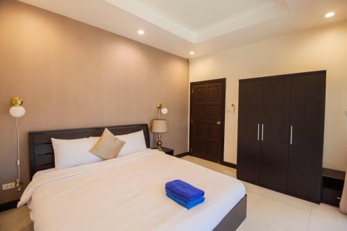 Luxury Pool Villa 4 Br 900m Beach 1.5 Km Downtown