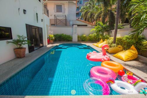 Luxury Pool Villa 4 Br 900m Beach 1.5 Km Downtown