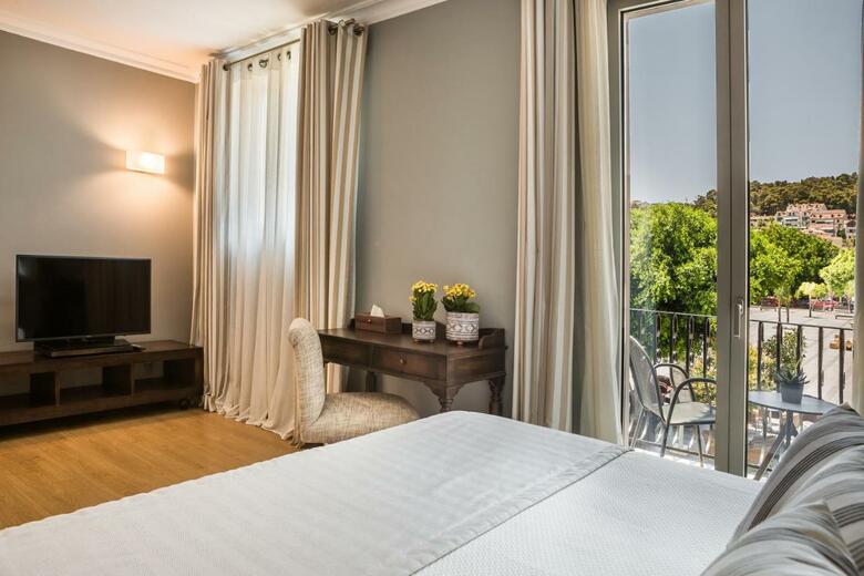 Aenos Hotel