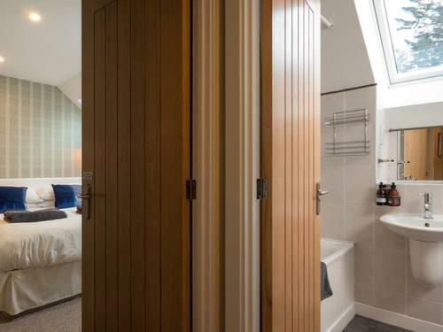Douglas Fir Cottage-uk37537