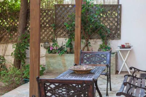 Exotic Apartment 1 Min From Marikes Beach