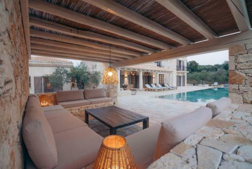 Eclectic And Secluded Estate, Villa Aegis