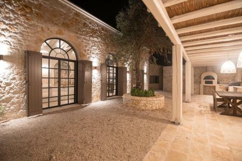 Eclectic And Secluded Estate, Villa Aegis