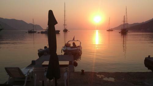 Symi . Villa Calme (Sur La Mer).