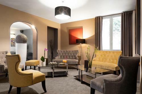 Hotel H�tel Les Pierres Dor�es