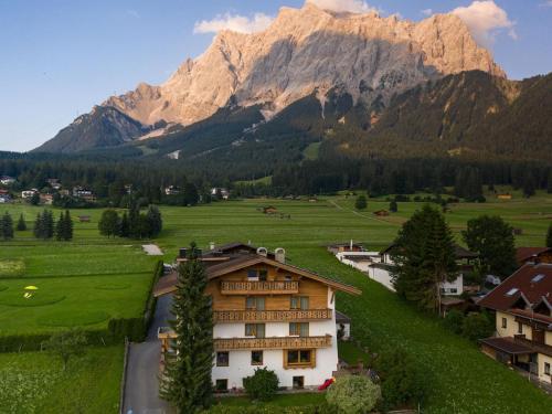 Romantic Apartment In Ehrwald With Garden And Balcony