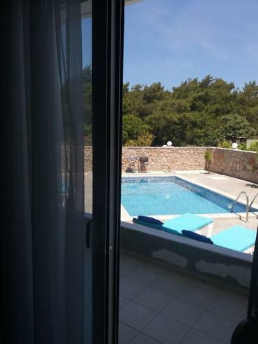 Greek Style Ground Floor Apartment & Pool
