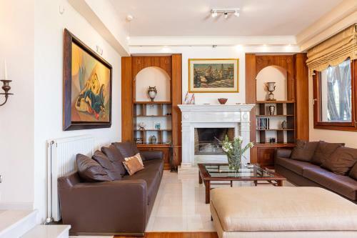Palm Hill Villa, Royal Retreat!