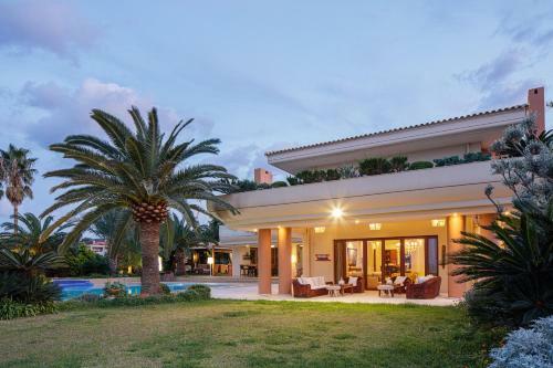 Palm Hill Villa, Royal Retreat!
