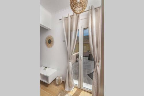 Dennis City Center Elegant Apartment (2)