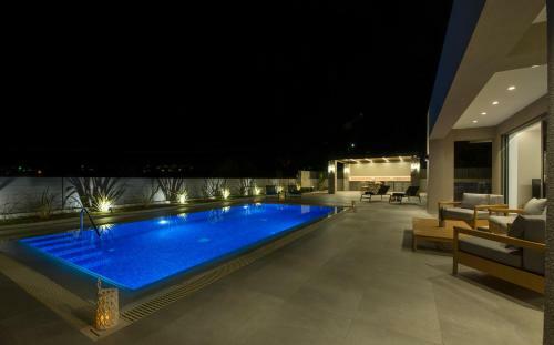 Imperium Luxury Villas-sauna, Jacuzzi & Heated Pool
