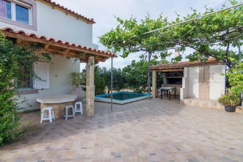 Beautiful Two Bedroom House In Analipsi_spacious Patio