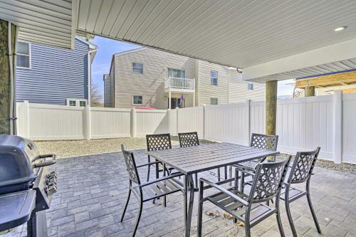 Chic Getaway With Hot Tub - Half-mi To Beach!