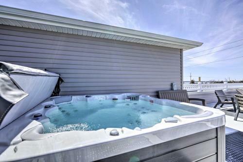 Chic Getaway With Hot Tub - Half-mi To Beach!