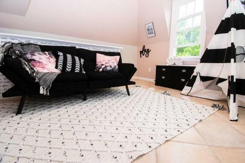 Gorgeous Historic Victorian With 8 Bedroom/4 Baths