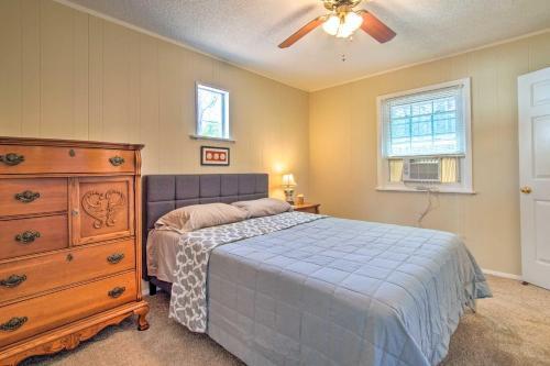 Sunny Oak Island Retreat - 3 Blocks To Beach!