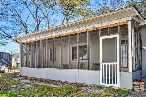Sunny Oak Island Retreat - 3 Blocks To Beach!