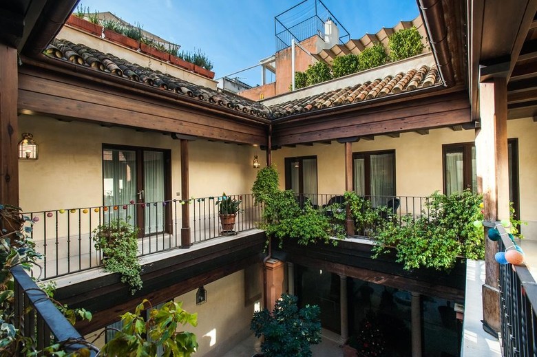 At Apartamentos & Vtv Conde de Torrej�n 10