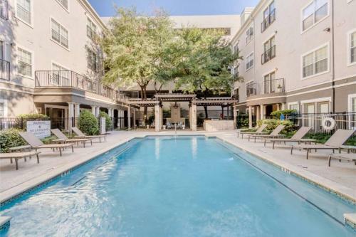 Contemporary Mid-rise Apartment By Downtown Dallas