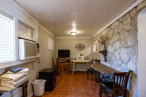 Hotel The Historic Leakey Inn