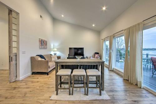 Modern Malakoff Escape With Panoramic Lake View
