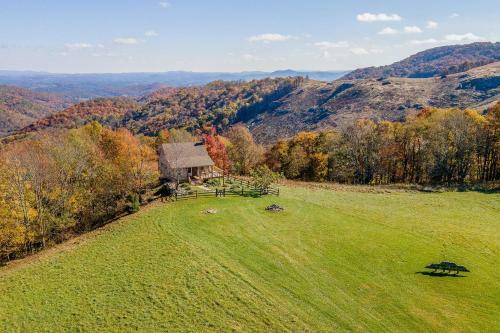 Apartamento Scenic, Authentic Cabin With Sweeping Mtn Views