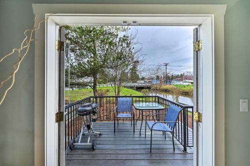 Charming Cottage With Deck Steps To Birch Bay!