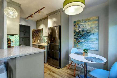 Apartamento Modern Coastal Downtownking Bedwork Deskkitchen