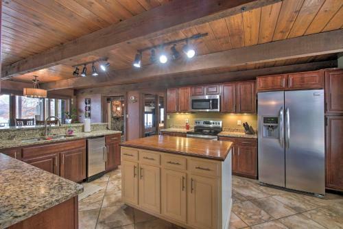 Inviting Home With Hot Tub On Table Rock Lake!