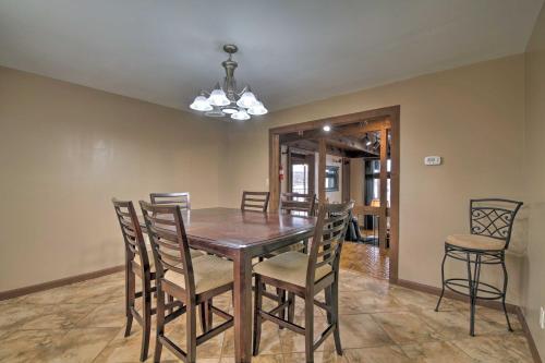 Inviting Home With Hot Tub On Table Rock Lake!