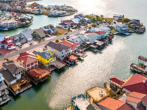 Prismatic Padre Island Escape On Canal Front!
