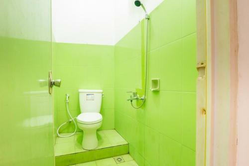 Hostal Reddoorz Near Universitas Pamulang