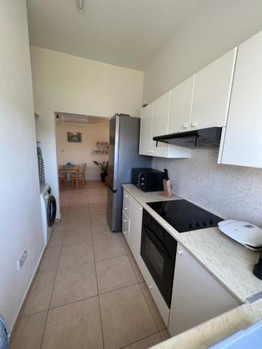 Spacious Beautiful 1 Bedroom Apartment With Pool !