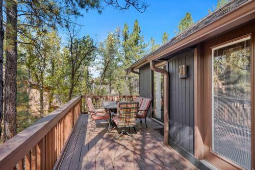 Cozy 3 Story Cabin With Loft, 2 Decks & Fire Pit