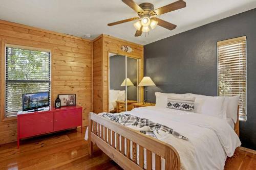 Cozy 3 Story Cabin With Loft, 2 Decks & Fire Pit