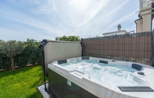 Holiday House Businia With Whirlpool